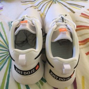 Nike Shoes - New White leather Nike Roshe Nike Shoes - New White leather Nike Roshe